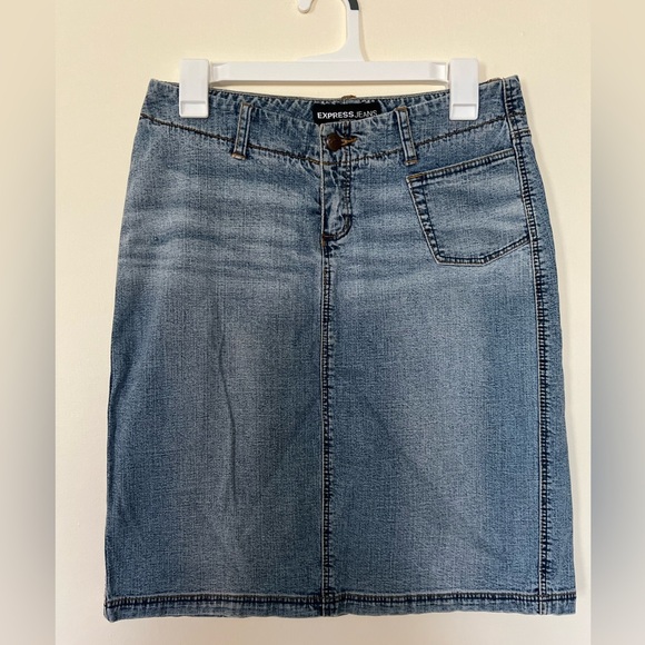 EXPRESS Jeans Womens Denim Mini Skirt 3/4 Small Low-Rise Stretch‎ Back Slip - Picture 1 of 17
